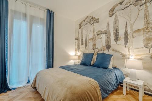 une chambre avec un lit avec un tableau sur le mur dans l'établissement Ty Coz T3 tout confort, à La Richardais