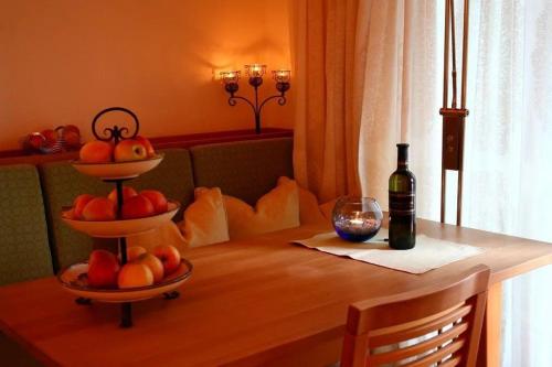 a table with two plates of fruit and a bottle of wine at Das Wasserhaus - für Zwei in Gersdorf