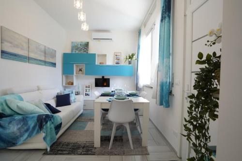 een kamer met een bureau, een bed en een tafel bij Galactic Sea in Comacchio