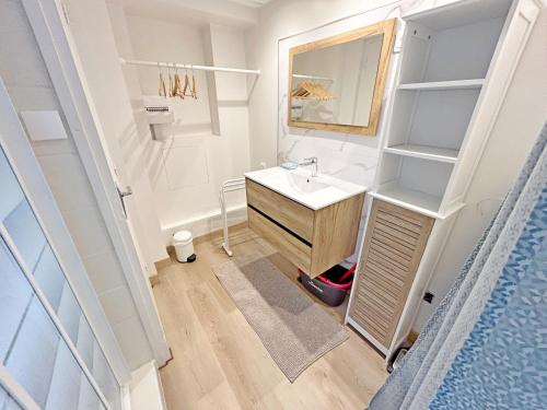 une salle de bain avec un lavabo et un miroir dans l'établissement Gite Grand Chantilly -Maison 2CHB-2SDB 6p & Studio 2p, à Châteauroux
