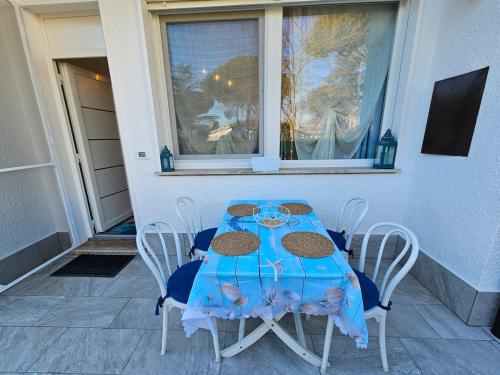 een blauwe tafel en stoelen op een veranda bij Galactic Sea in Comacchio