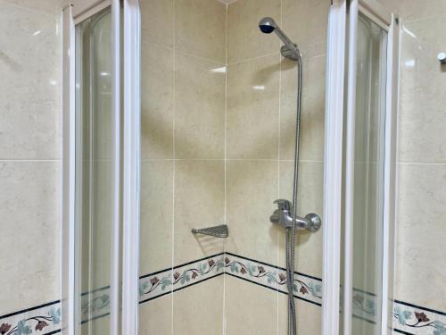 W łazience znajduje się prysznic ze szklanymi drzwiami. w obiekcie Relax y Confort, Apartamento Reformado con Piscina w mieście Benidorm