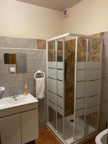 une salle de bain avec douche et lavabo dans l'établissement caminho da praia da maiata, à Porto da Cruz