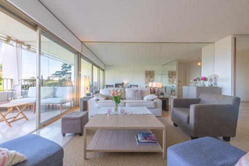 un salon avec un canapé et une table dans l'établissement Riviera Escape – Sea View, Pool & Tennis, à Cannes