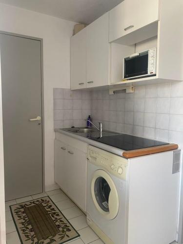 Photo de la galerie de l'établissement Apartment with harbor and pond view, à Frontignan