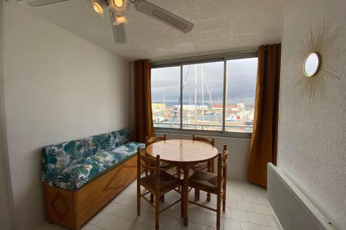 Photo de la galerie de l'établissement Apartment with harbor and pond view, à Frontignan