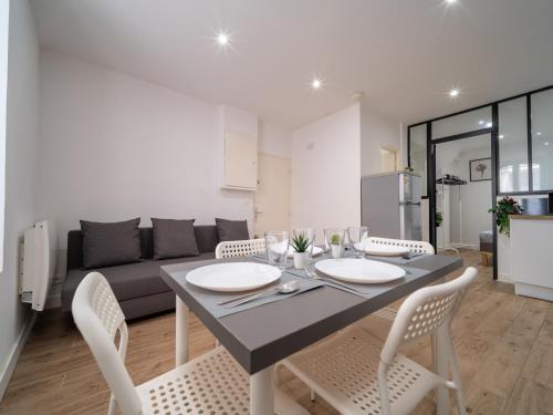 une salle à manger et un salon avec une table et des chaises dans l'établissement Appartement tout équipé 4 personnes au cœur du Panier, à Marseille