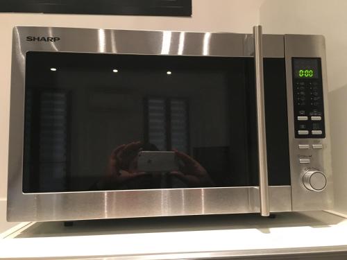 une femme prenant une photo dans un micro-ondes dans l'établissement Gallo Comfort, à Nice