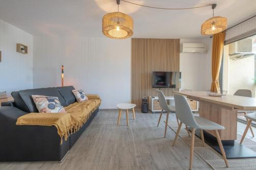 un salon avec un canapé et une table dans l'établissement Cros Studio – Cozy Stay Near the Beach, à Cagnes-sur-Mer