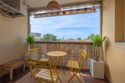 un patio avec une table et des chaises sur un balcon dans l'établissement Cros Studio – Cozy Stay Near the Beach, à Cagnes-sur-Mer
