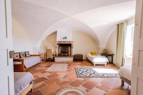 un salon avec une cheminée dans une pièce dans l'établissement Mas des Cyprès, à La Bâtie-Rolland