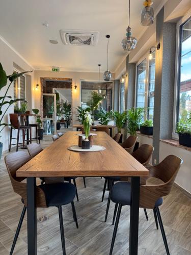 a dining room with a wooden table and chairs at DW Atrium in Polańczyk