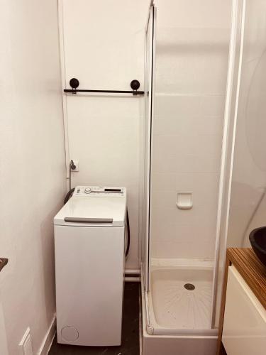 - un petit réfrigérateur blanc dans la petite cuisine dans l'établissement La pupille de la nation d'Aurillac, 4 pers, à Aurillac