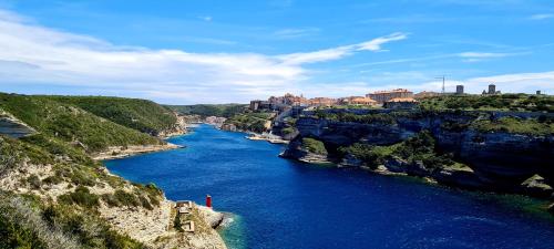 - une vue sur une rivière avec des bâtiments sur une falaise dans l'établissement Appt 4 étoiles, T3 Neuf et chic à Bonifacio, à Bonifacio