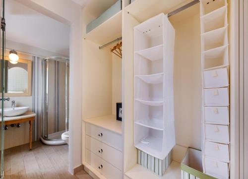 bagno con armadio e ripiani bianchi di Maria by Vintage Travel a Città di Lefkada