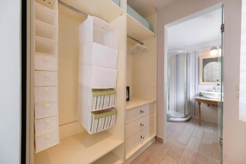 una cabina armadio con cassetti bianchi e lavandino di Leda by Vintage Travel a Città di Lefkada