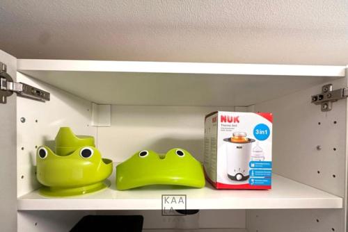 une étagère avec deux canards en caoutchouc et une boîte sur celle-ci dans l'établissement Cozy studio à 4min du Metro avec parking privé, à Créteil