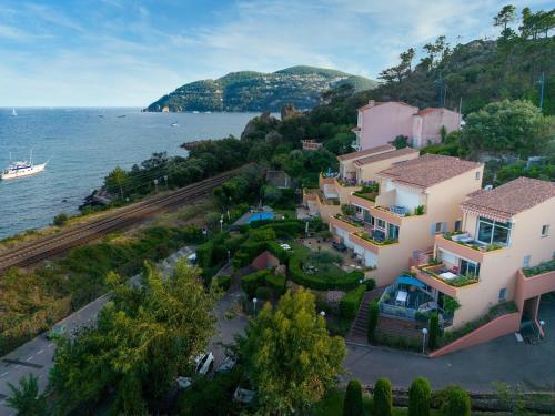 une vue aérienne sur une maison à côté de l'eau dans l'établissement Terrasses sur La Mer – Amazing Sea Views, à Mandelieu-la-Napoule