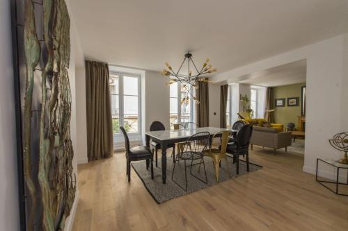 une salle à manger et un salon avec une table et des chaises dans l'établissement Yacht, à Paris