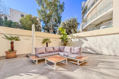 - un canapé installé sur une terrasse avec une table dans l'établissement 2P Apartment Just Steps from Antibes Beaches, à Antibes