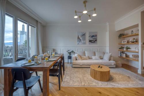 un salon avec une table et un canapé dans l'établissement #HS The precious Paul Mistral, à Grenoble