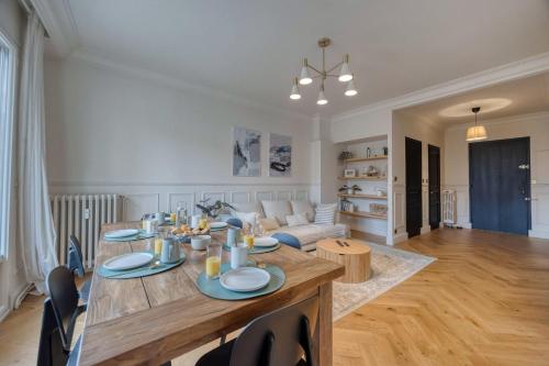 un salon avec une table et un canapé dans l'établissement #HS The precious Paul Mistral, à Grenoble