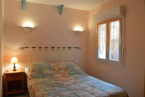 une chambre avec un lit et une fenêtre dans l'établissement SP000-04B Maison 3 pièces SAINT PIERRE LA MER, à Saint Pierre La Mer