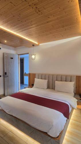 Postel nebo postele na pokoji v ubytování Grace Inn Hotel Dehradun