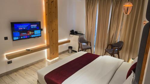 Una televisión o centro de entretenimiento en Grace Inn Hotel Dehradun