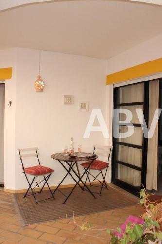 Central 2 bed apartment, terrace and shared pool
