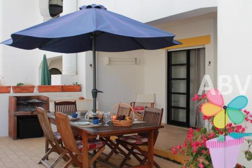 Central 2 bed apartment, terrace and shared pool