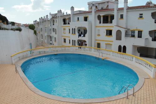Central 2 bed apartment, terrace and shared pool