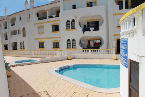 Central 2 bed apartment, terrace and shared pool