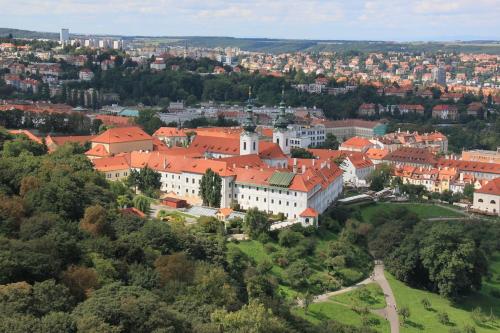Nespecifikovaný výhled na destinaci Praha nebo výhled na město při pohledu z apartmánu