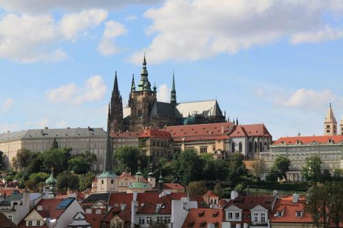 Nespecifikovaný výhled na destinaci Praha nebo výhled na město při pohledu z apartmánu