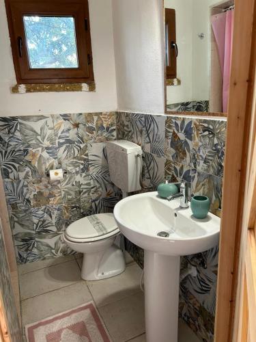 a bathroom with a toilet and a sink at L'atmosfera in Brindisi