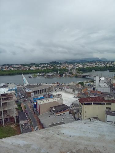 a view of a city with a body of water at Kitnet da Maria in Guarapari