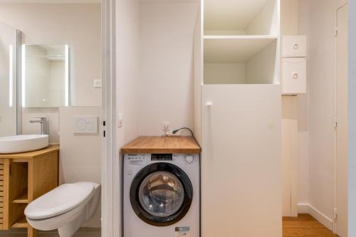Elle comprend une petite salle de bains pourvue d'un lave-linge et d'un sèche-linge. dans l'établissement Geranimus Loire Quay, à Paris