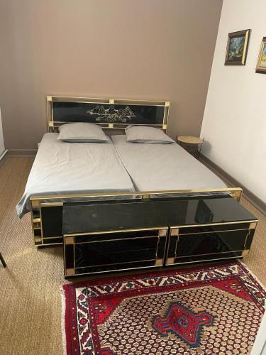 une chambre avec un lit avec un cadre noir et or dans l'établissement Vue panoramique Vieux Port Marseille, à Marseille