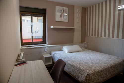 Posteľ alebo postele v izbe v ubytovaní Hostal Gud Salamanca