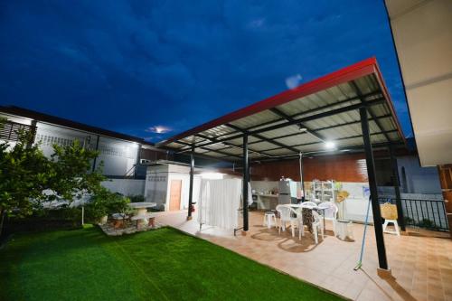 ルーイにあるบ้านสวนดงの草の庭付きのオープンパティオ