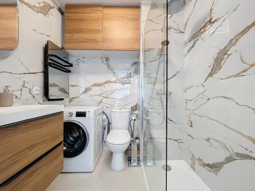 La salle de bains est pourvue de toilettes, d'un lave-linge et d'un sèche-linge. dans l'établissement Juan les pins Studio détente Vacances & Mer, à Juan-les-Pins