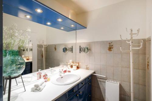 une salle de bain avec un lavabo et un miroir dans l'établissement Echappée paisible à Antibes, à Antibes