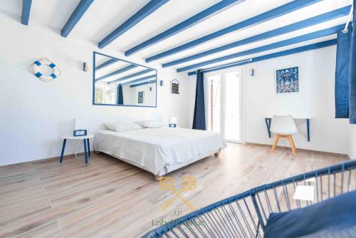 une chambre avec un lit et une grande fenêtre dans l'établissement La Bastide du Vallon, à La Ciotat