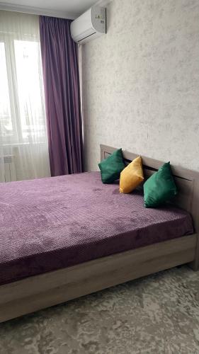 een bed met drie kussens in een kamer bij БЦ Алматы, иманова-валиханова in Astana