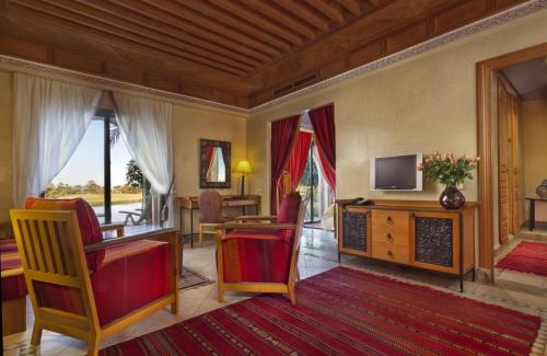 TV a/nebo společenská místnost v ubytování Pavillon du Golf -Palmeraie suites