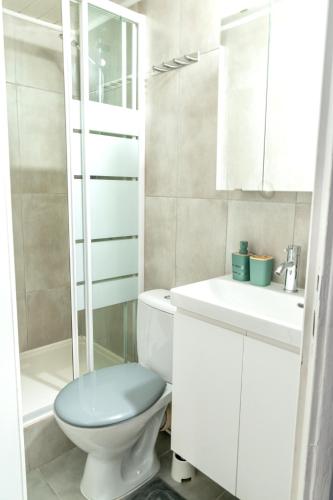 une salle de bain blanche avec des toilettes et un lavabo dans l'établissement Charmant Studio Vieux Port, à Marseille