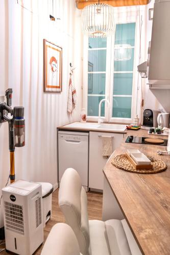 une cuisine avec une table et une chaise dans une pièce dans l'établissement Charmant Studio Vieux Port, à Marseille