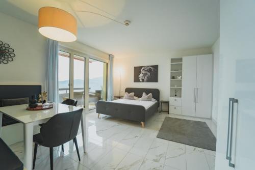 Tessa&Aurora - Incredible Lake View & Pool with Parking photo 2