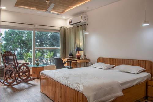 Postel nebo postele na pokoji v ubytování Yashkaanan - A Boutique Cottage